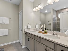 21899 Hawksbill High Circle, Sterling VA 20164
