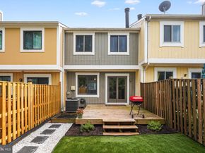 6 Sugarland Square Court, Sterling VA 20164