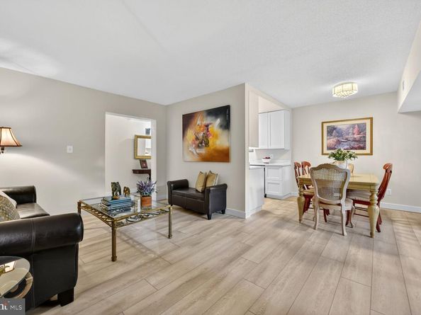 2208 Castle Rock Square 2B, Reston VA 20191