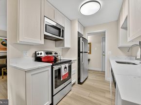 2208 Castle Rock Square 2B, Reston VA 20191
