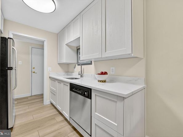 2208 Castle Rock Square 2B, Reston VA 20191