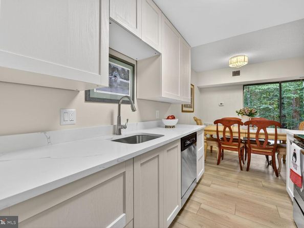2208 Castle Rock Square 2B, Reston VA 20191