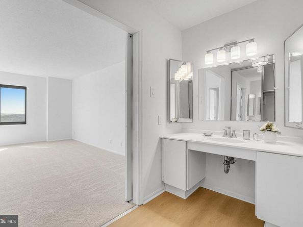 307 Yoakum Parkway 1521, Alexandria VA 22304