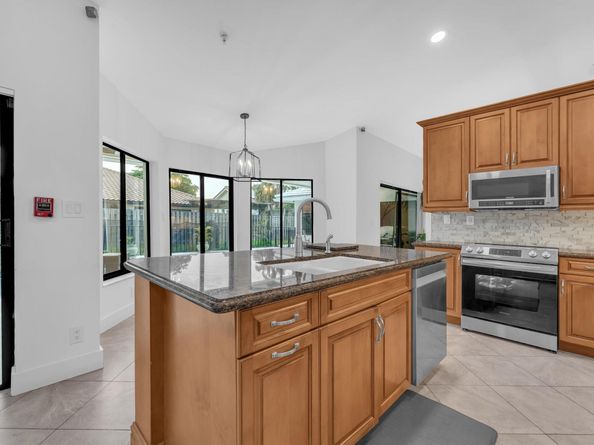 4664 NW 58th Ter, Coral Springs FL 33067