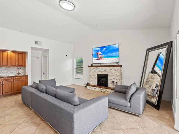 4664 NW 58th Ter, Coral Springs FL 33067