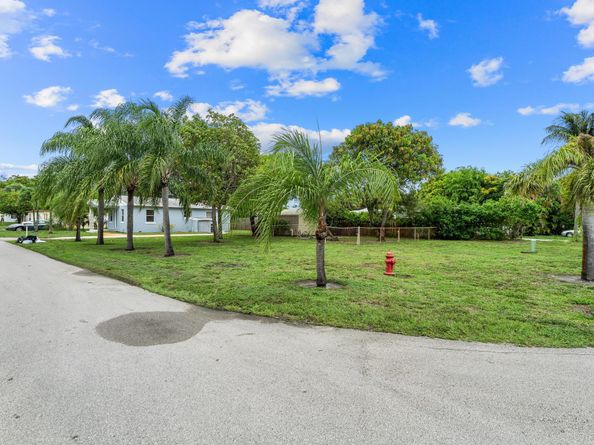 1858 Muskogee Road, Palm Springs FL 33406