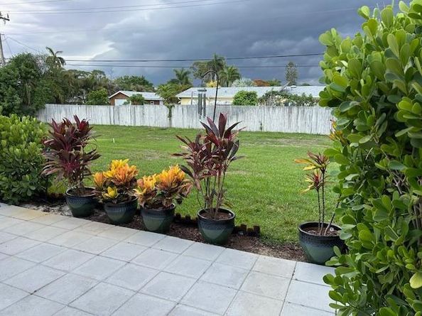 4355 Lucerne Villas Ln, Lake Worth FL 33467