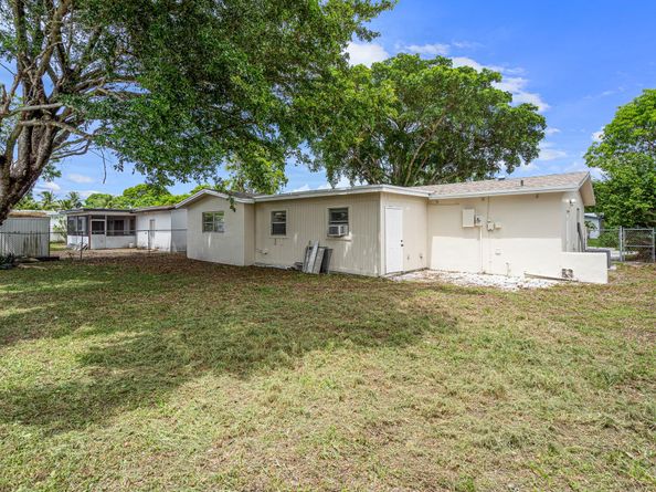 6540 SW 8th St, North Lauderdale FL 33068