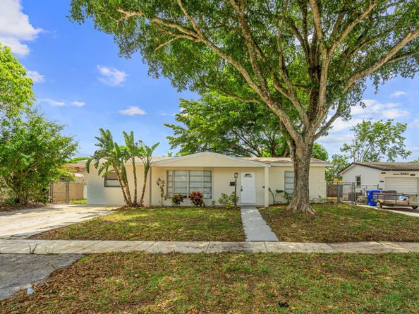 6540 SW 8th St, North Lauderdale FL 33068