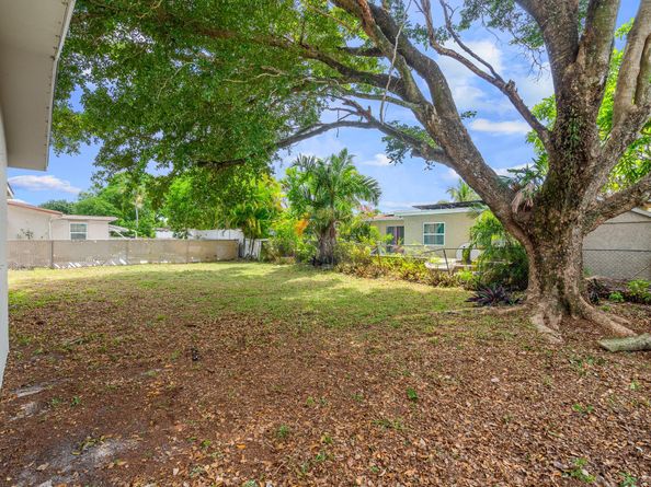 6540 SW 8th St, North Lauderdale FL 33068