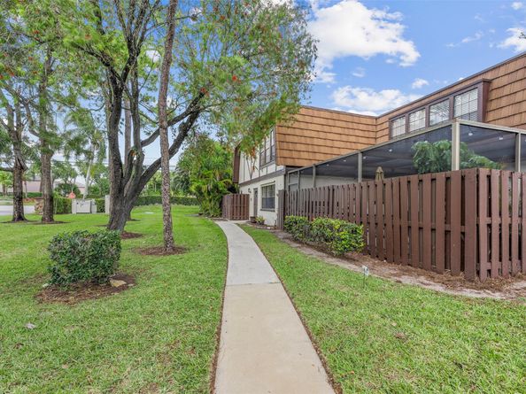 100 Weybridge Cir D, Royal Palm Beach FL 33411