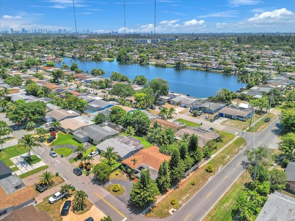 6772 Camelia Dr, Miramar FL 33023