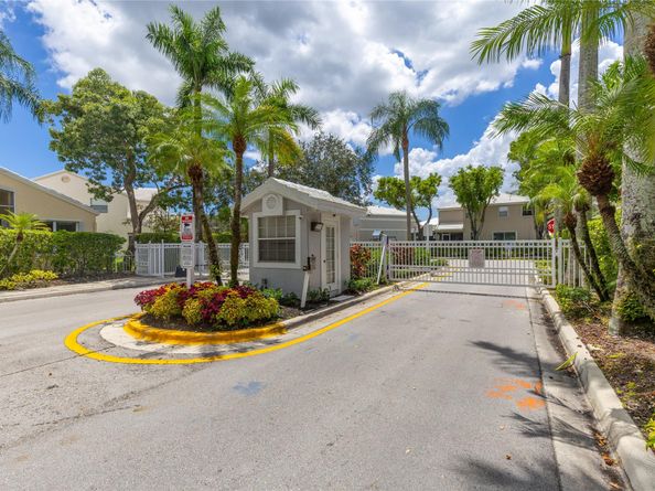 9424 NW 8 Cr, Plantation FL 33324