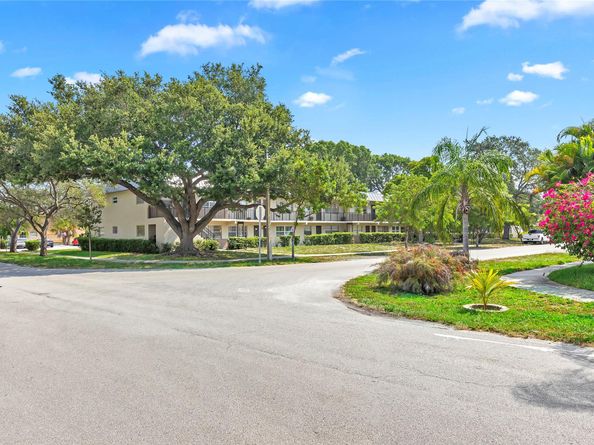 207 NW 32nd CT 106, Pompano Beach FL 33064