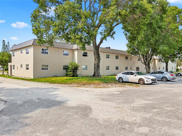 207 NW 32nd CT 106, Pompano Beach FL 33064