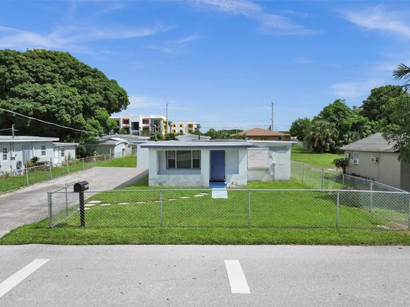 2055 NW 8th St, Pompano Beach FL 33069