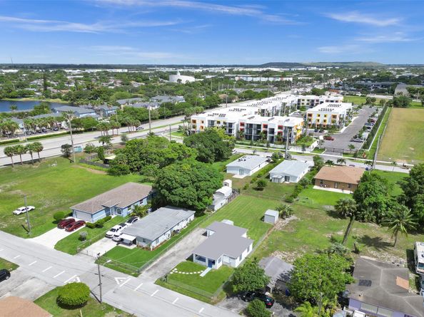 2055 NW 8th St, Pompano Beach FL 33069