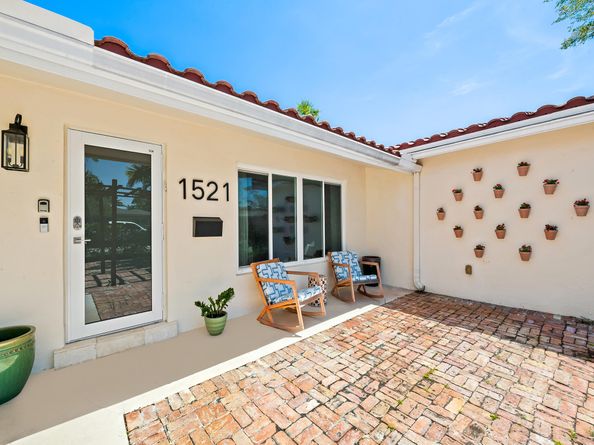1521 NE 40th Court, Oakland Park FL 33334