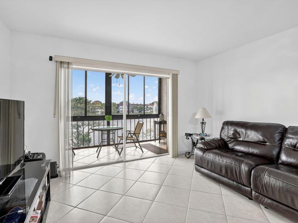 9500 N Hollybrook Lake Drive 308, Pembroke Pines FL 33025