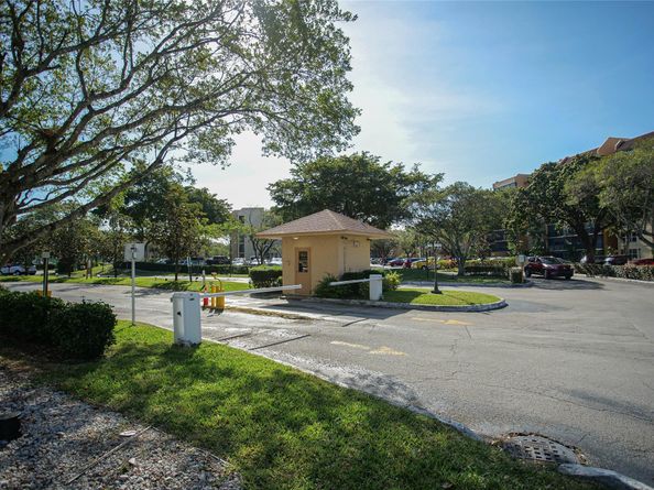 3801 Environ Blvd 418, Lauderhill FL 33319