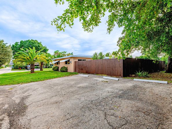 2581 NE 11TH Ct, Pompano Beach FL 33062