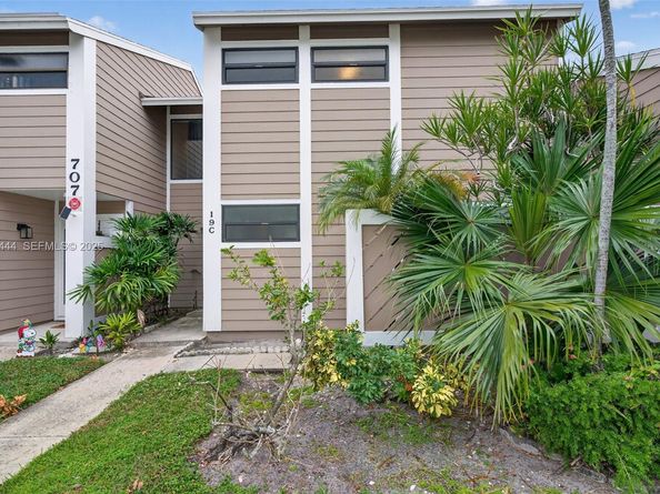 707 Stonewood Court 19C, Jupiter FL 33458