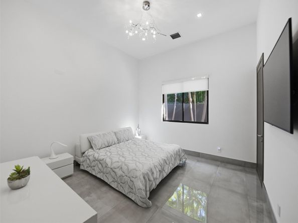 2213 NE 37th Dr, Fort Lauderdale FL 33308