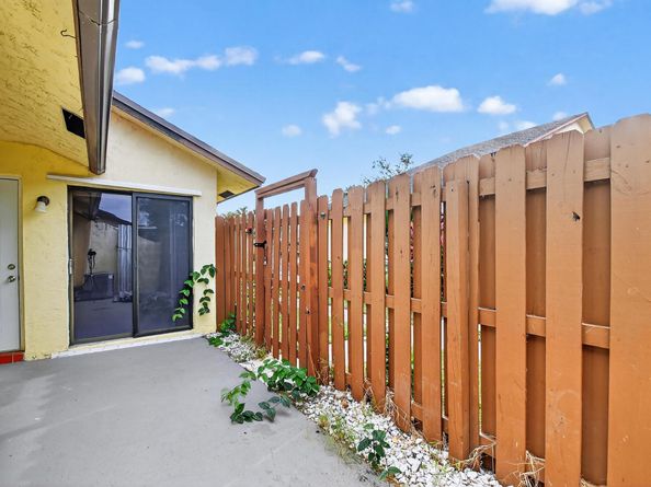 484 Springdale Circle 48d, Palm Springs FL 33461