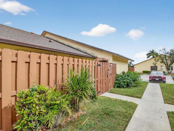 484 Springdale Circle 48d, Palm Springs FL 33461