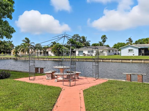 9407 NW 70th Pl, Tamarac FL 33321