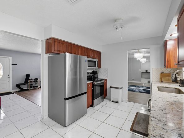 9407 NW 70th Pl, Tamarac FL 33321