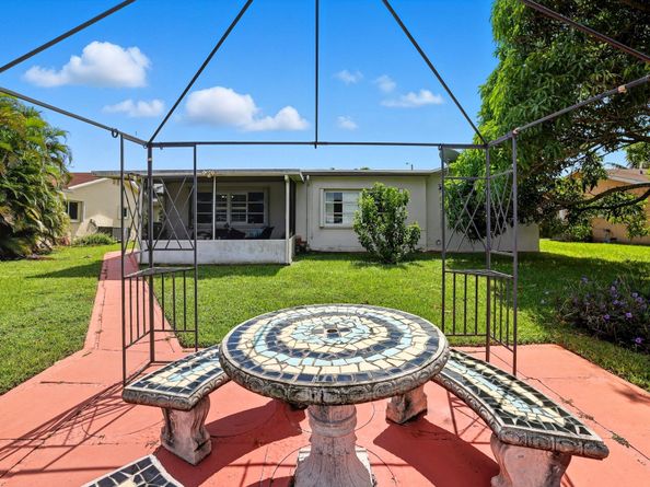 9407 NW 70th Pl, Tamarac FL 33321