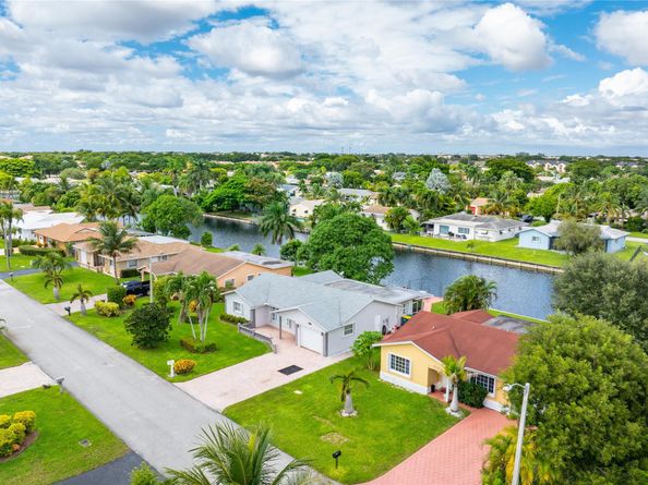 9407 NW 70th Pl, Tamarac FL 33321