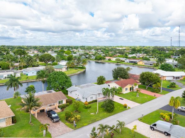 9407 NW 70th Pl, Tamarac FL 33321