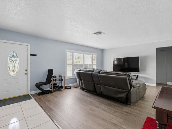 9407 NW 70th Pl, Tamarac FL 33321