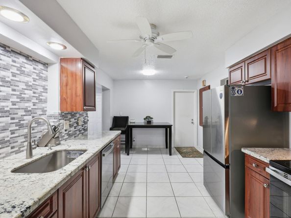 9407 NW 70th Pl, Tamarac FL 33321