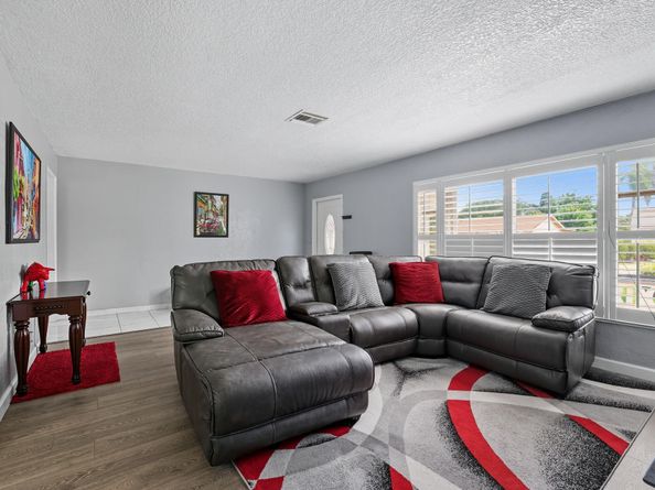 9407 NW 70th Pl, Tamarac FL 33321