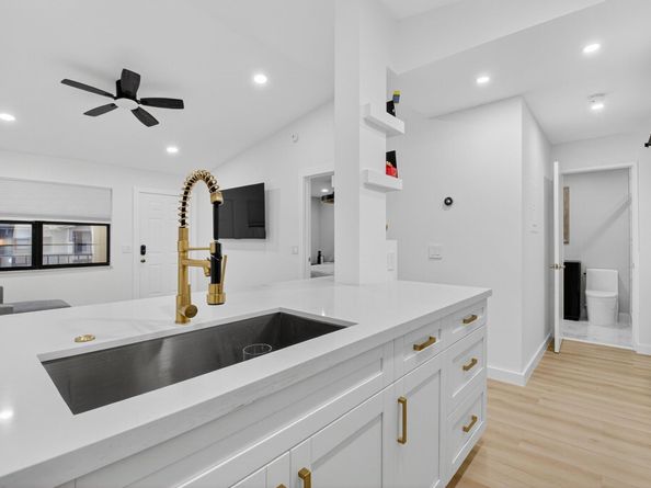9430 Boca Cove Cir 214, Boca Raton FL 33428