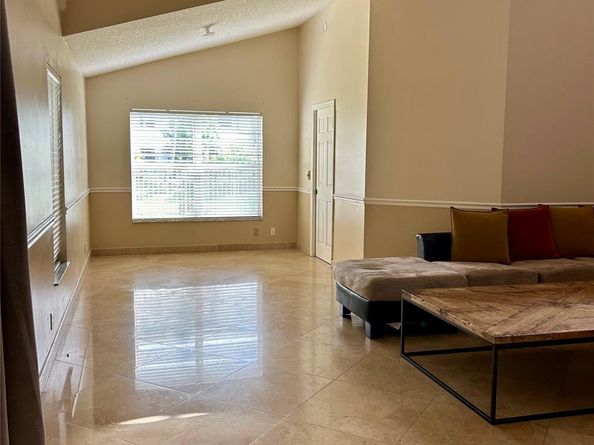 6930 NW 28th St, Margate FL 33063