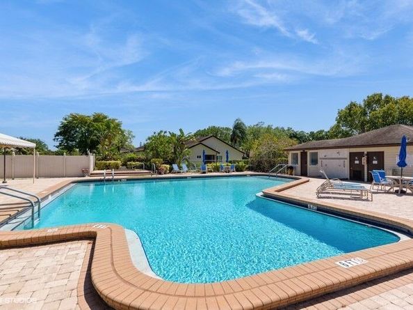 148 Village Walk Drive 24, Royal Palm Beach FL 33411