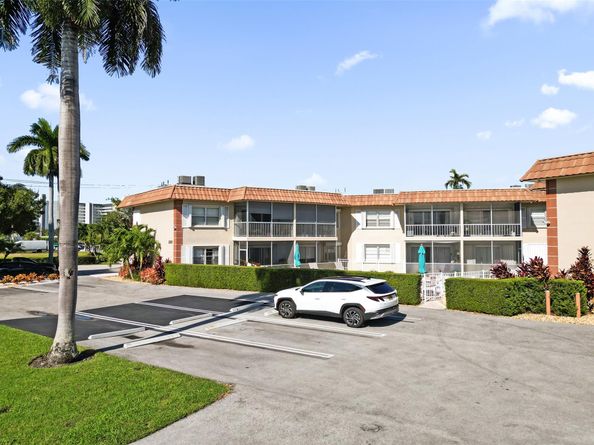2201 SE 9th St 106, Pompano Beach FL 33062