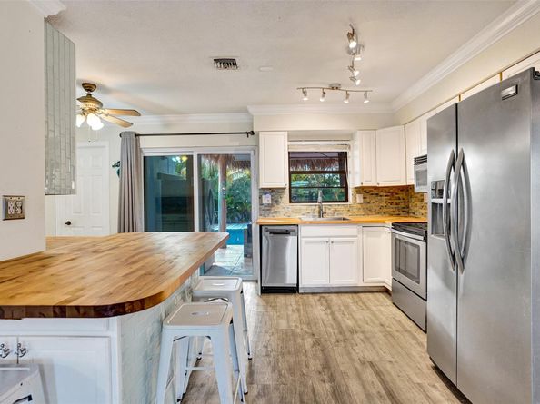 4221 NE 13th Ave, Oakland Park FL 33334