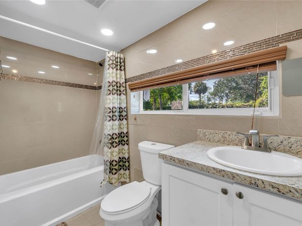 891 NW 34th Ter, Lauderhill FL 33311