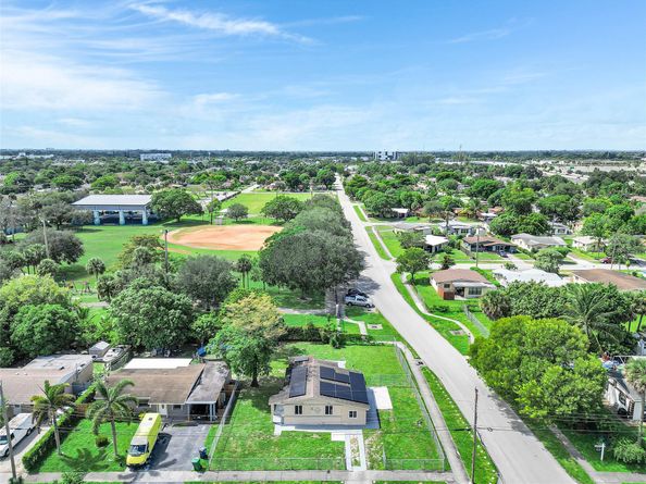 891 NW 34th Ter, Lauderhill FL 33311