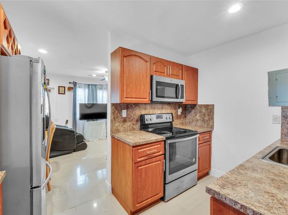 891 NW 34th Ter, Lauderhill FL 33311