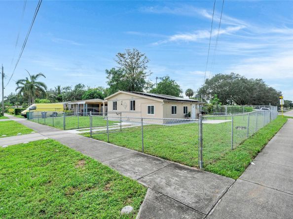 891 NW 34th Ter, Lauderhill FL 33311