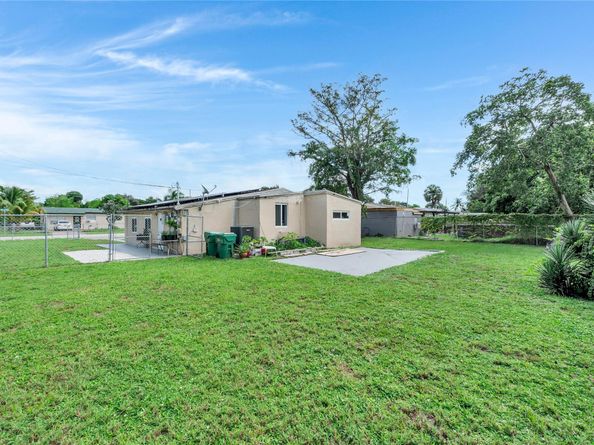891 NW 34th Ter, Lauderhill FL 33311