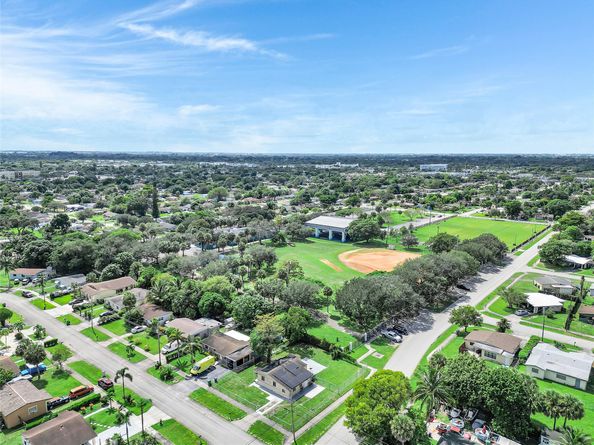 891 NW 34th Ter, Lauderhill FL 33311