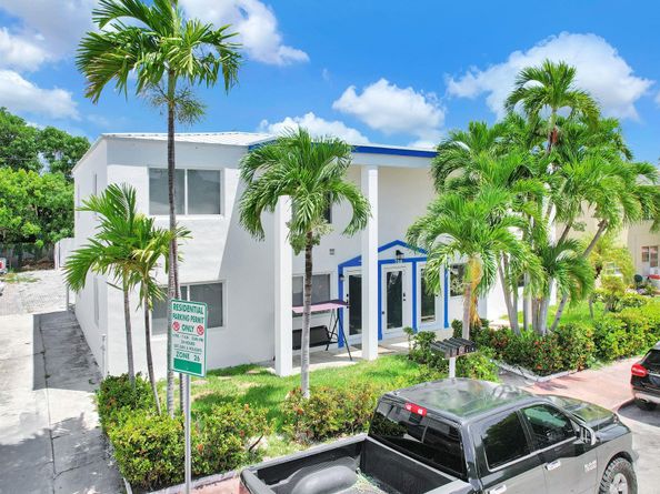 725 81st St, Miami Beach FL 33141