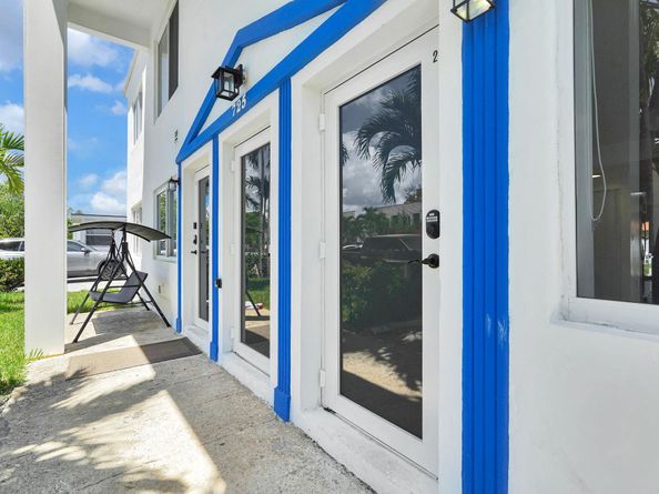 725 81st St, Miami Beach FL 33141